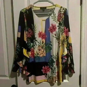 Melissa Paige size M Floral Blouse Shirt with Flowy Sleeves, key hole in front